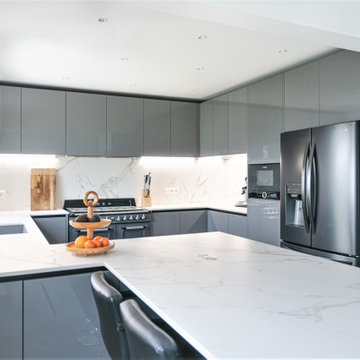 Rénovation cuisine grise et marbre et noire