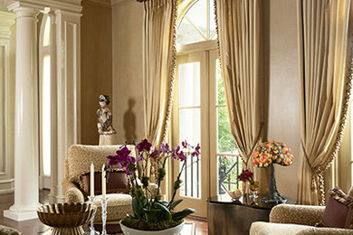 Ejemplo de salón para visitas abierto clásico extra grande con paredes beige y suelo de madera en tonos medios