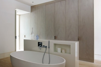 This is an example of a contemporary bathroom in London.