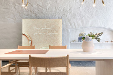 Skandinavisches Arbeitszimmer mit weißer Wandfarbe, freistehendem Schreibtisch, grauem Boden und gewölbter Decke in Düsseldorf