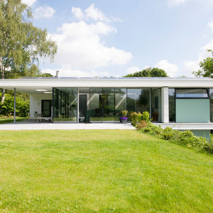Weißes, Großes, Zweistöckiges Modernes Einfamilienhaus mit Putzfassade und Flachdach in Frankfurt am Main