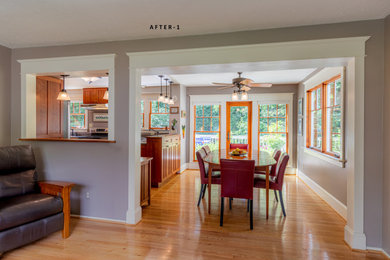 Idee per una sala da pranzo aperta verso il soggiorno stile americano di medie dimensioni con pareti grigie, pavimento in legno massello medio e pavimento marrone