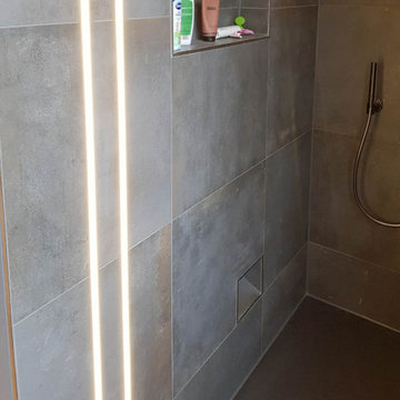 Bodengleiche Dusche mit Lichtpanelen