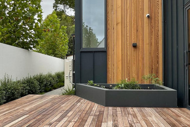 Ispirazione per una terrazza minimalista nel cortile laterale e al primo piano