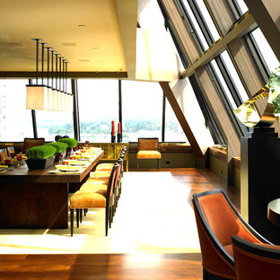 マンチェスターの広いコンテンポラリースタイルのLDKの画像 (緑の壁、濃色無垢フローリング、暖炉なし)