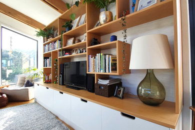 Foto de salón abierto escandinavo de tamaño medio con televisor independiente, paredes blancas, suelo de corcho y suelo marrón