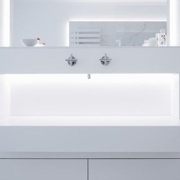 Oh Calacatta! Fugenlose Marmorbäder im hellen Design