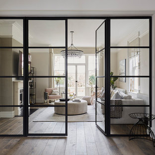 ハートフォードシャーのトランジショナルスタイルのおしゃれなリビングの写真