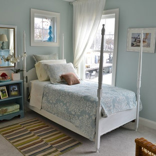 Kleines Maritimes Gästezimmer ohne Kamin mit blauer Wandfarbe, Backsteinboden und grauem Boden in Boston