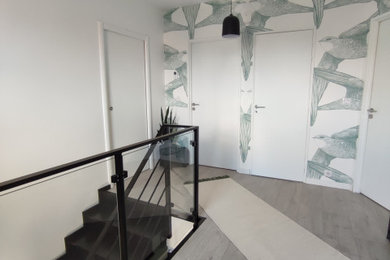 Inspiration pour un bureau minimaliste avec parquet clair, un bureau indépendant, un sol gris et du papier peint.