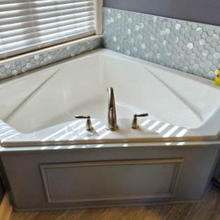 Badezimmer mit Fliesen aus Glasscheiben und Doppelwaschbecken Ideen