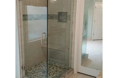 アトランタにあるコンテンポラリースタイルのおしゃれな浴室 (コーナー設置型シャワー、ベージュのタイル、モノトーンのタイル、茶色いタイル、マルチカラーのタイル) の写真