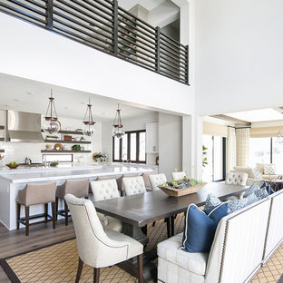 サンディエゴのビーチスタイルのLDKの画像 (無垢フローリング、白い壁、暖炉なし)