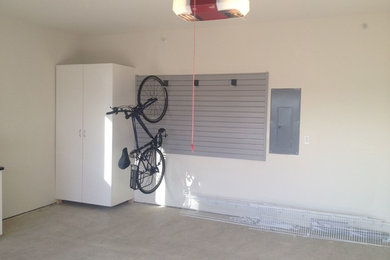 Cette image montre un garage pour deux voitures.