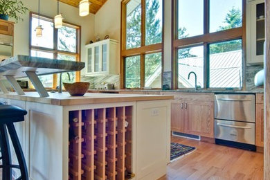Transitional kitchen photo in Vancouver