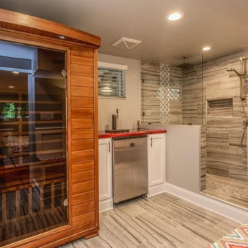 Lounge and Sauna room with shower and kegerator
