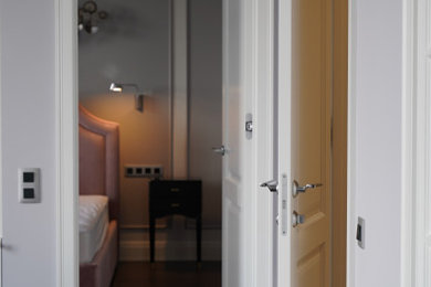 Источник вдохновения для домашнего уюта: спальня среднего размера в стиле неоклассика (современная классика) с серыми стенами, полом из ламината, черным полом и многоуровневым потолком