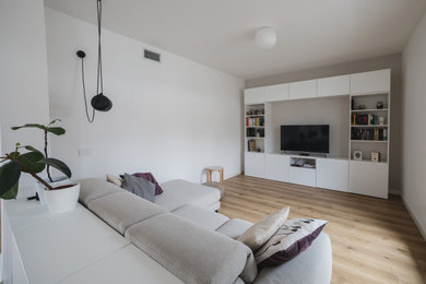 Ejemplo de sala de estar abierta contemporánea de tamaño medio con suelo laminado