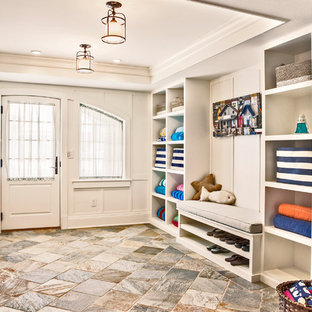 На фото: со средним бюджетом тамбуры среднего размера в морском стиле с полом из сланца, одностворчатой входной дверью, белой входной дверью и белыми стенами