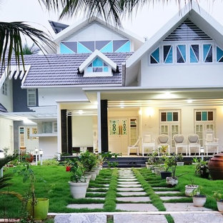 バンガロールのトロピカルスタイルのおしゃれな家の外観の写真