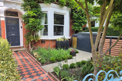 Photo of a contemporary garden in London.