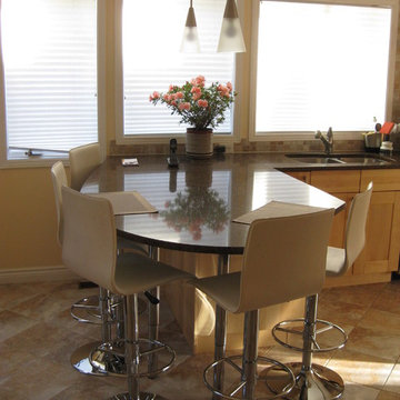 Extended breakfast bar or eat-in area