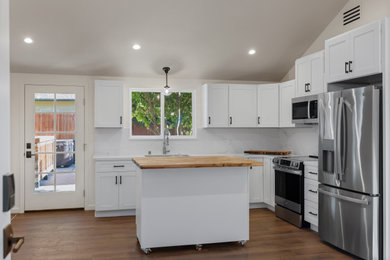 Example of a kitchen design in Sacramento