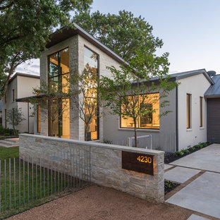 Großes, Zweistöckiges, Beigefarbenes Modernes Haus mit Mix-Fassade und Pultdach in Dallas