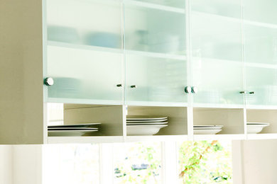 Kitchen - contemporary kitchen idea in Montreal