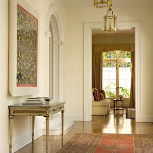 Exempel på en klassisk hall, med vita väggar