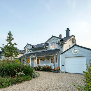 Mittelgroßes, Zweistöckiges, Graues Country Einfamilienhaus mit Holzfassade, Satteldach und Ziegeldach in Köln