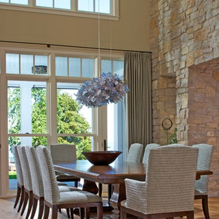 グランドラピッズの広いビーチスタイルのLDKの画像 (ベージュの壁、淡色無垢フローリング、暖炉なし)