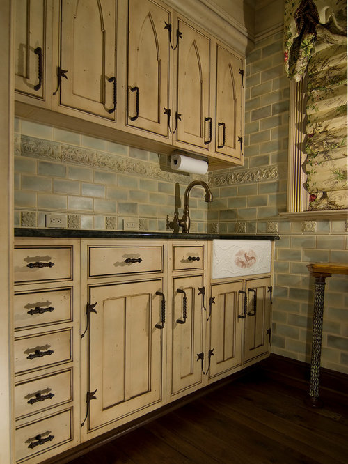 Hauswirtschaftsraum mit Schränken im Used-Look und blauer Wandfarbe