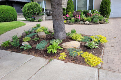 Photo of a contemporary landscaping in Montreal.