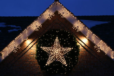 Holiday Lighting 3-D Star with Wreath and Ice Blizzard Lights