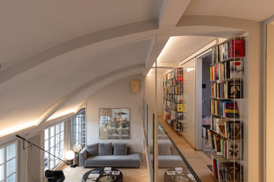 Foto de sala de estar abierta contemporánea con paredes blancas, suelo de madera clara y suelo beige