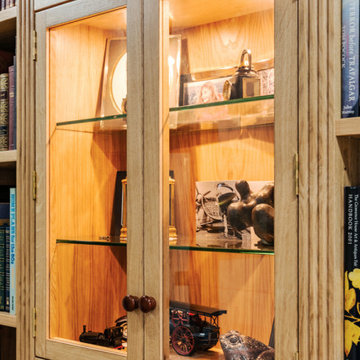 TRADITIONAL FITTED OAK HOME OFFICE AND LIBRARY