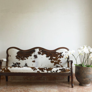 Idéer för att renovera en stor eklektisk foajé, med vita väggar och granitgolv