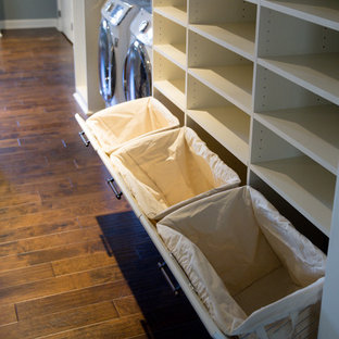 Foto på ett stort vintage walk-in-closet för könsneutrala, med luckor med upphöjd panel, vita skåp, mellanmörkt trägolv och brunt golv