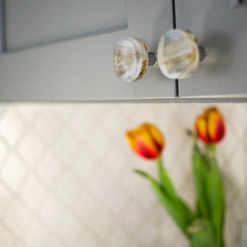 Add a little charm to your space with these glass Glassia knobs.