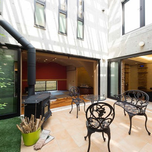 東京23区の大きいコンテンポラリースタイルのおしゃれな中庭のテラス (タイル敷き) の写真