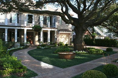 This is an example of a traditional landscaping in New Orleans.