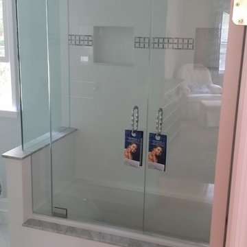 Frameless Corner Glass Shower/Tub