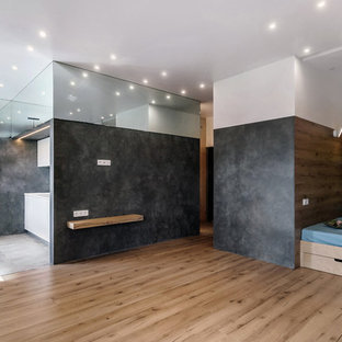 Idéer för ett mellanstort modernt allrum med öppen planlösning, med grå väggar, laminatgolv och beiget golv