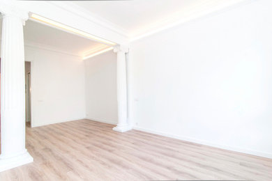 Diseño de salón abierto, beige y blanco y blanco clásico grande con paredes blancas, suelo laminado y suelo marrón