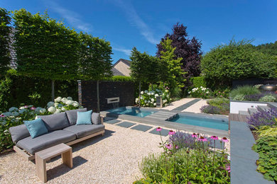 Große, Unbedeckte Moderne Terrasse hinter dem Haus mit Wasserspiel in Sonstige
