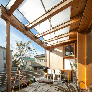 他の地域のコンテンポラリースタイルのおしゃれな横庭のデッキ (パーゴラ) の写真