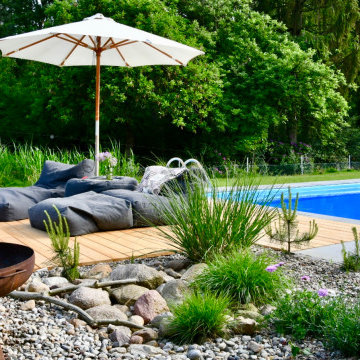 Pool und Holzdeck