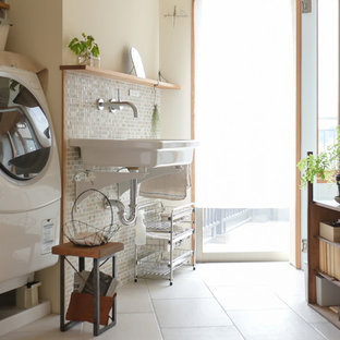 東京23区のアジアンスタイルのおしゃれなランドリールーム (白い壁、白い床) の写真