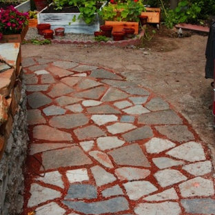 Mittelgroßes, Halbschattiges Stilmix Garten im Innenhof im Frühling mit Kübelpflanzen und Pflasterklinker in Seattle